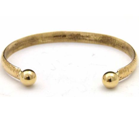 9ct gold textured slave bangle with ball ends, 15g gross.