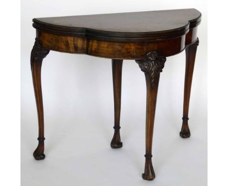 Chippendale style figured mahogany trefoil fold over card table, 20th century, on one sliding and three static leaf capped le