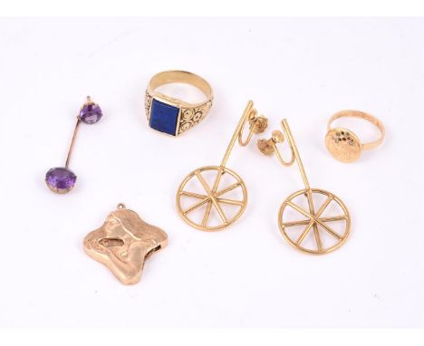 
	
		A small collection of jewellery, to include a novelty dress ring, the circular panel etched with crowned frogs preformin