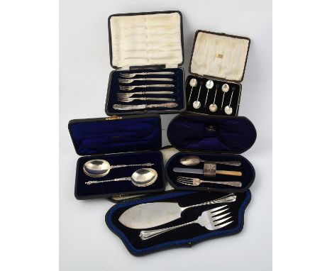 
	
		A collection of silver items, to include a silver fish slice and fork by Atkin Brothers, hallmarked Sheffield 1917, case