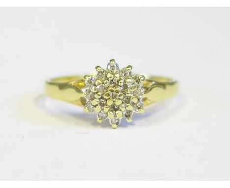 An 18ct Gold and Diamond Cluster Ring, .1ct diamonds, size K, 2.7g 