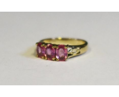 A 9ct Gold Three Stone Ring, size M.5, 3.1g 