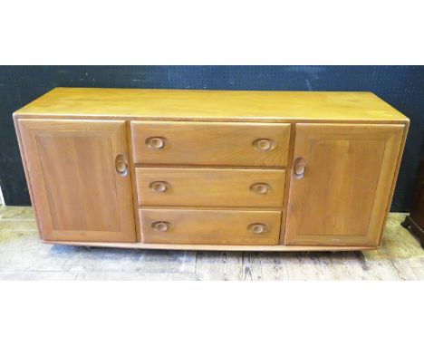 An Ercol Sideboard with cutlery slide, 155(w)x68(h)x46.5(d)cm 