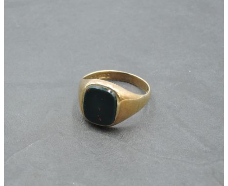 A gent's 9ct gold signet ring with bloodstone panel, size S &amp; approx 4.5g