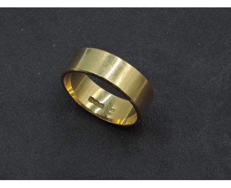 A gent's yellow metal wedding band stamped 8ct and bearing hallmarks, probably Australian, size R &amp; approx 7g