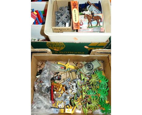 A tray of mixed white metal Britains and similar military figures and flat soldiers 