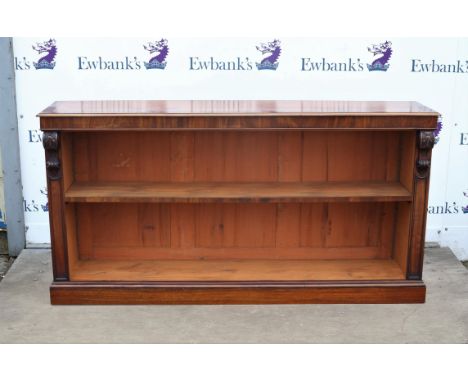 Early Victorian crossbanded mahogany open bookcase, with corbel and panelled supports enclosing an adjustable shelf on a plin