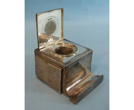 An Art-Deco-style square-lidded inkwell and pen tray, Birmingham 1933, 7cm high.