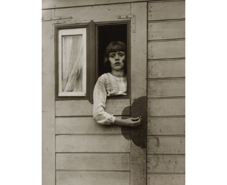 August Sander, Mädchen im KirmeswagenGelatinesilberabzug auf Agfa-Papier von Gunther Sander 1962. 39,3 x 30,5 cm. Prägestempe