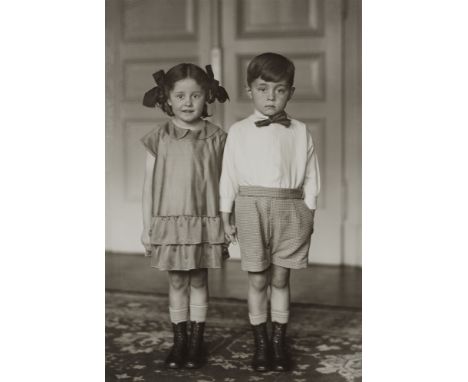 August Sander, BürgerkinderPosthumer Gelatinesilberabzug von Gunther Sander 1972. 32,8 x 22 cm. Unten links mit Prägestempel 