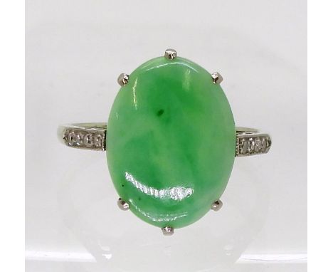 AN EDWARDIAN CHINESE HARDSTONE RING in a delicate 18ct white gold scroll basket mount with four eight cut diamonds set to eac