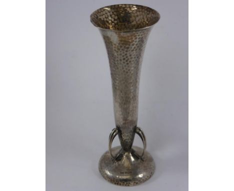 STYLISH WALKER AND HALL HAMMERED SILVER TRUMPET VASE IN THE ART NOUVEAU STYLE, APPROX. 21 cm