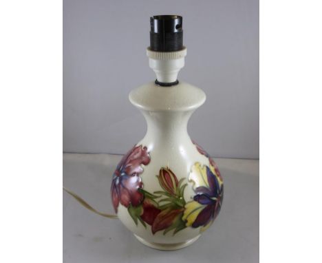 MOORCROFT HIBISCUS PATTERN ON IVORY GROUND TABLE LAMP, 17 cm APPROX.