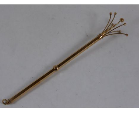 A GOLD SWIZZLE STICK/ COCKTAIL STIRRER OF HEXAGONAL FORM, MARKED ON COLLAR WK AND 18K, APPROX. 8 cm RETRACTED, 4.8g