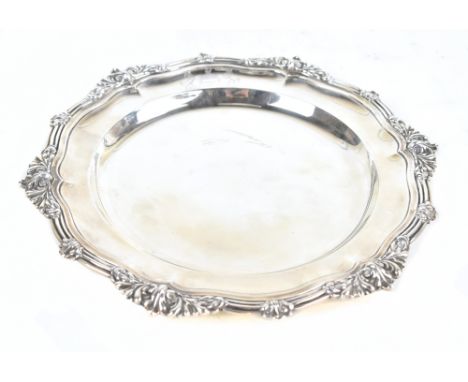 HUNT &amp; ROSKELL LATE STORR &amp; MORTIMER; a good quality Victorian hallmarked silver plate with engraved crest to the rim