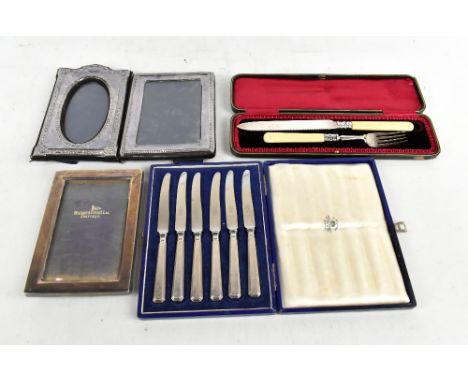 WALKER &amp; HALL LTD; a George V hallmarked silver mounted rectangular photograph frame with oak easel back, Sheffield 1924,