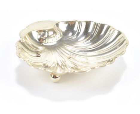 HARRISON BROS &amp; HOWSON; a George V hallmarked silver scallop moulded dish on three ball feet, Sheffield 1913, width 12.2c