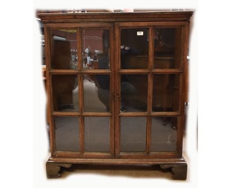 An oak glazed two door display cabinet raised on bracket feet, width 98cm.Additional InformationHeight 114cm, length 98cm, de