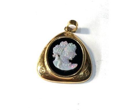 14ct gold opal and onyx cameo pendant measures aprox 2.5cm drop by 2cm wide weight 3g 