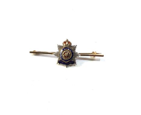 Military 9ct gold and enamel sweetheart brooch royal Hampshire reg measures approx 5cm by 2cm weight 5.7g 
