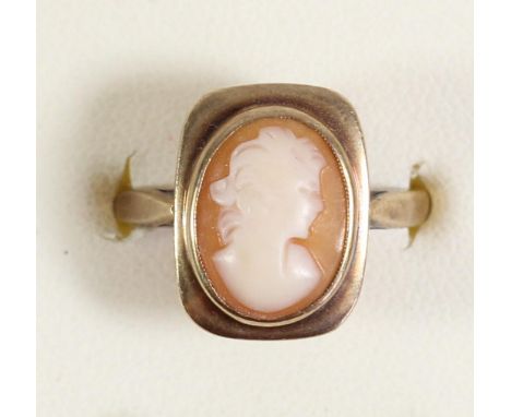 A 9ct gold and shell cameo ring, depicting a ladies bust, M, 3.5gm 