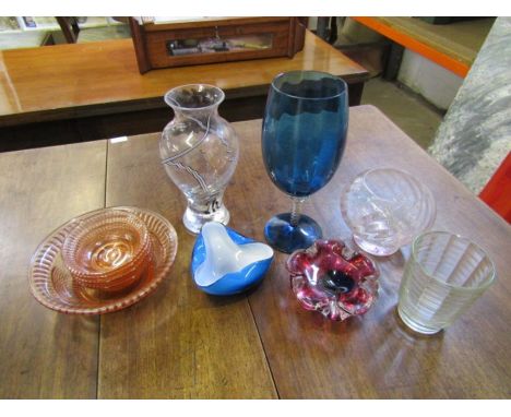 Mixed glassware including Caithness vase 