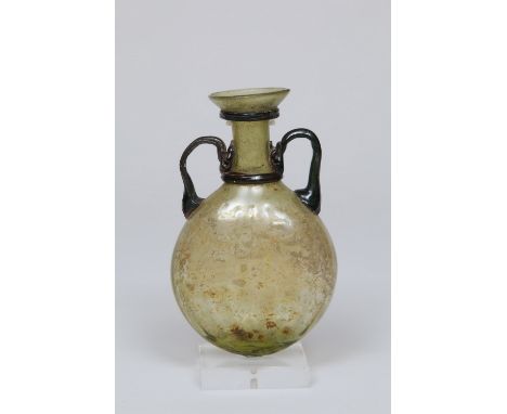 Roman glass flacon with two handles, 3e-4e eeuw, a fine green glass flacon with eggplant colored glass handles and two rings 