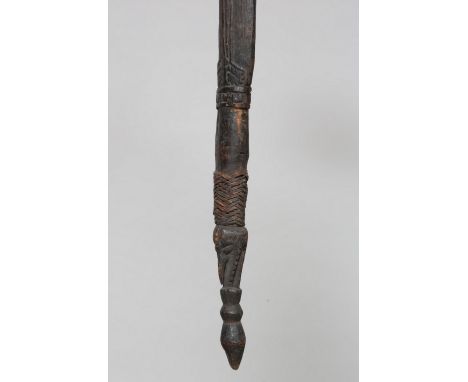 P.N. Guinea, Lower Sepik, implement, spearhead-shaped, below the rattan binding an anthropomorphic head. L. 73,2 cm., custom 