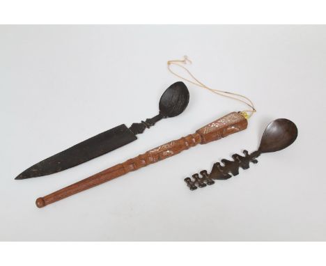 Papua, Cenderawasih Bay, wood amulet or implement, showing two korwar heads, herewith two Timor horn spoons. L. 35,5, 19,5 an
