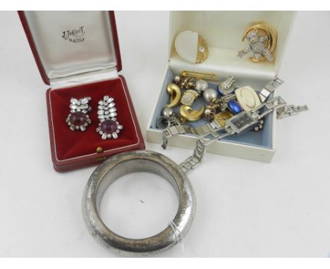 A quantity of costume jewellery, to include various earrings, a bangle, a teddy bear brooch, etc. 