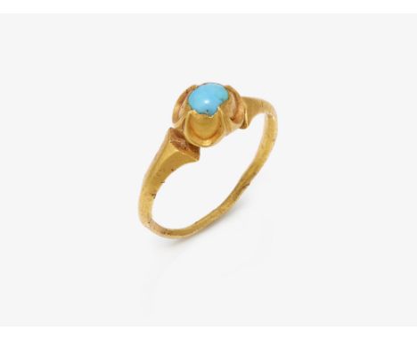 Ring mit Türkiscabochon

Wohl 3. Viertel 16. Jh.

Gelbgold 750/-, getestet. 1 kleiner Türkiscabochon. Ringgröße: Sehr kleine 