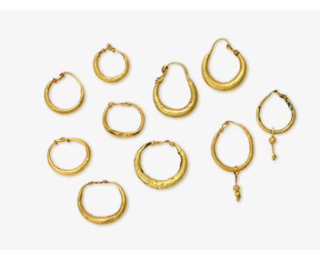 Fünf Paar Bügelohrringe

Römisch, 1.- 2. Jh. n. Chr.

Gelbgold 900/-. D. ca. 1,2 bis 1,7 cm. Zus. ca. 7,2 g.

Provenienz: ehe