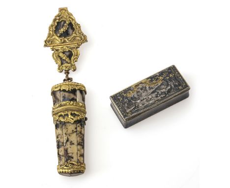 Chatelaine mit Necessaire

18./19. Jh.

Moosachat. Vergoldete Metallmontierung. Facettiert. Montierung mit Ranken-, Rocaille-