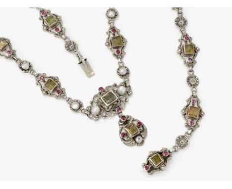Collier mit Flußperlen, Prasiolithen und Granaten

(Buda)Pest, um 1870

Silber. Feingehaltspunze für 12 lötiges Silber, Pest.