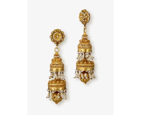 Ein Paar Ohrgehänge mit Saatperlen

Um 1870

Gelbgold 585/-, getestet. Zahlreiche Saatperlen. 1 Saatperlenstrang fehlt, rest.