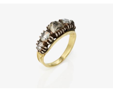 Rivièrering mit fünf Diamanten

Fassung: 1930er Jahre, die Diamanten wurden im 17. und 18. Jh. geschliffen

Gelbgold 750/-, g
