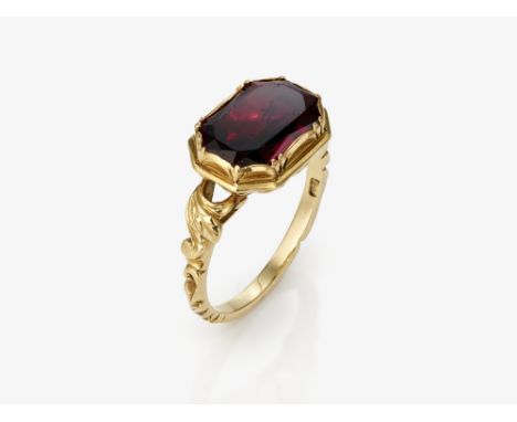 Ring mit Almandin

Wohl England, Anfang 18. Jh.

Gelbgold 750/-, getestet. 1 Almandin im achteckigen Scherenschliff, ca. 11,6