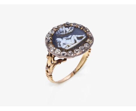 Ring mit Calzedon-Gemme mit Darstellung von Amor und Venus

Um 1780

Gelbgold 750/-, getestet. 20 Diamanten in unterschiedlic