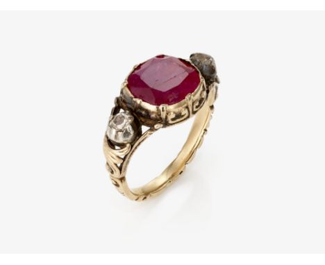 Ring mit Rubin und 2 Diamanten

Wohl Frankreich, Anfang 18. Jh.

Gelbgold 750/- und Silber getestet. 2 kleine Diamanten in un