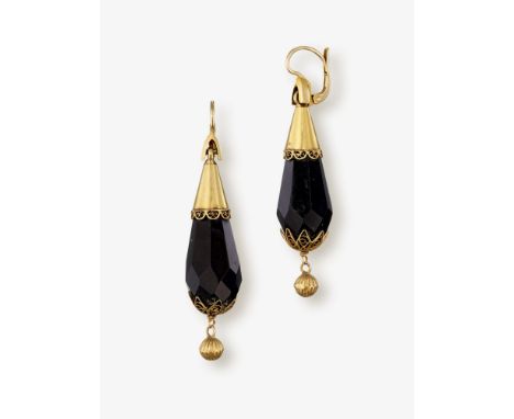 Ein Paar Ohrgehänge mit Onyx-Pampeln

Um 1870

Gelbgold 585/-, getestet. Punze. Onyx min. berieben. L. ca. 5,4 cm. Ca. 11,9 g