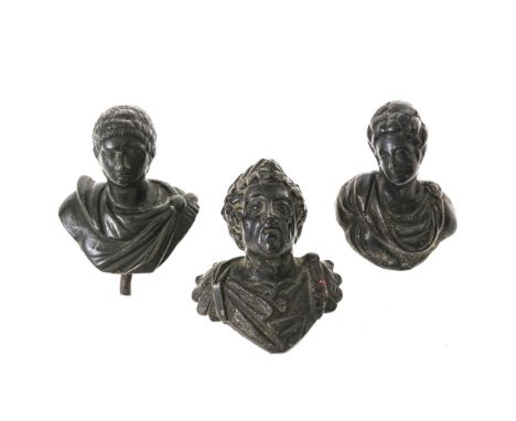 Nach der römischen Antike

Cäsarenbüste sowie Büsten eines Mannes und einer Frau. Bronze, grün patiniert. Patinierung etwas b