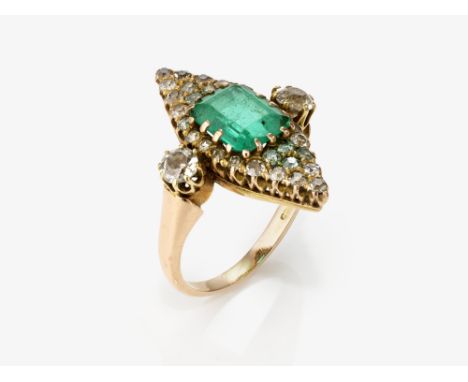 Ring mit Smaragd und Brillanten

Deutschland, um 1915-1920

Gelbgold 585/-, gestempelt. 28 Brillanten in unterschiedlichen Al