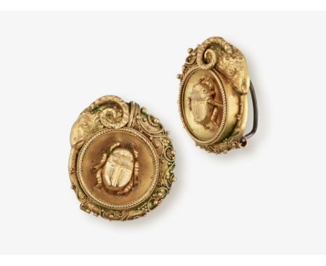 Ein Paar Ohrclips mit Skarabäen und Widderköpfen

Um 1870

Gelbgold 750/-, getestet. Bügel Metall. Bügel nachträglich ergänzt