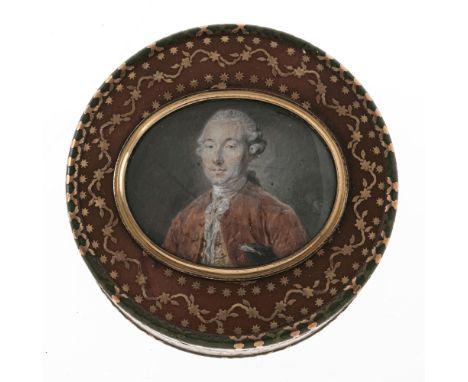 Dose

Frankreich, 2. Hälfte 18. Jh.

Horn, rot gelackt, Goldpiqué. Rund. Im Deckel eingelassene Miniatur "Herrenportrait". Mi