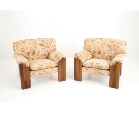 MARIO MARENCO (Foggia 1933-Roma 2019). Pair of Sapphian model armchairs in wood and fabric. MOBILGIRGI production. 70's. Defe
