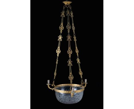 Three-light chandelier in gilded bronze with cut crystal cup. 19th century. 120x53 cm approx. Lampadario tre luci in bronzo d