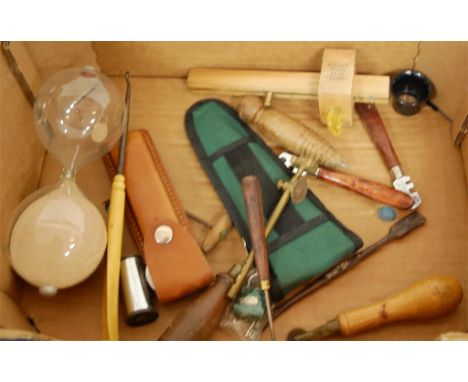 A small collection of hand tools to include; a Draper marking gauge, shoe-horn, hourglass egg-timer etc 