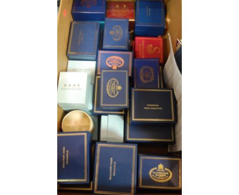 A collection of assorted boxed modern Halcyon Days trinket jars and covers Condition Report / Extra Information Approx. 40 bo