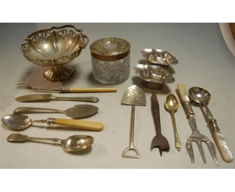 A small collection of silver plated wares to include; dressing table tidy, pedestal bowl, loose flatware etc 