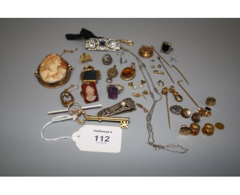 A bar brooch in the form of a key, a gold mounted swivel seal, a single stone amethyst ring, and a small quality of gold, yel